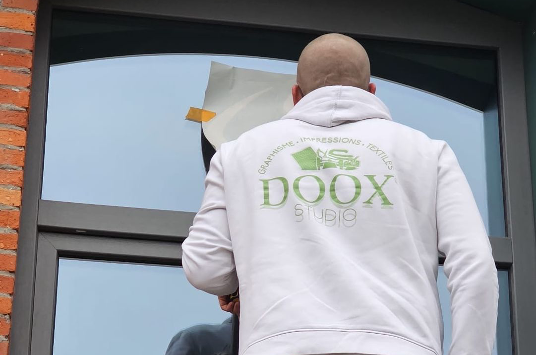 Pose de vinyle SACE Entreprendre sur façade – grand format