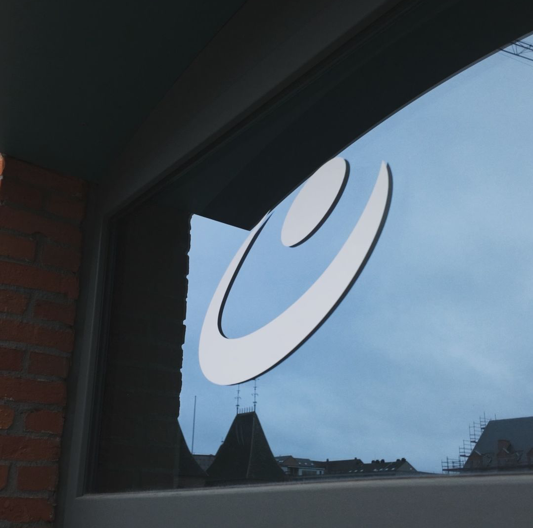 Pose de vinyle SACE Entreprendre sur façade – visibilité renforcée